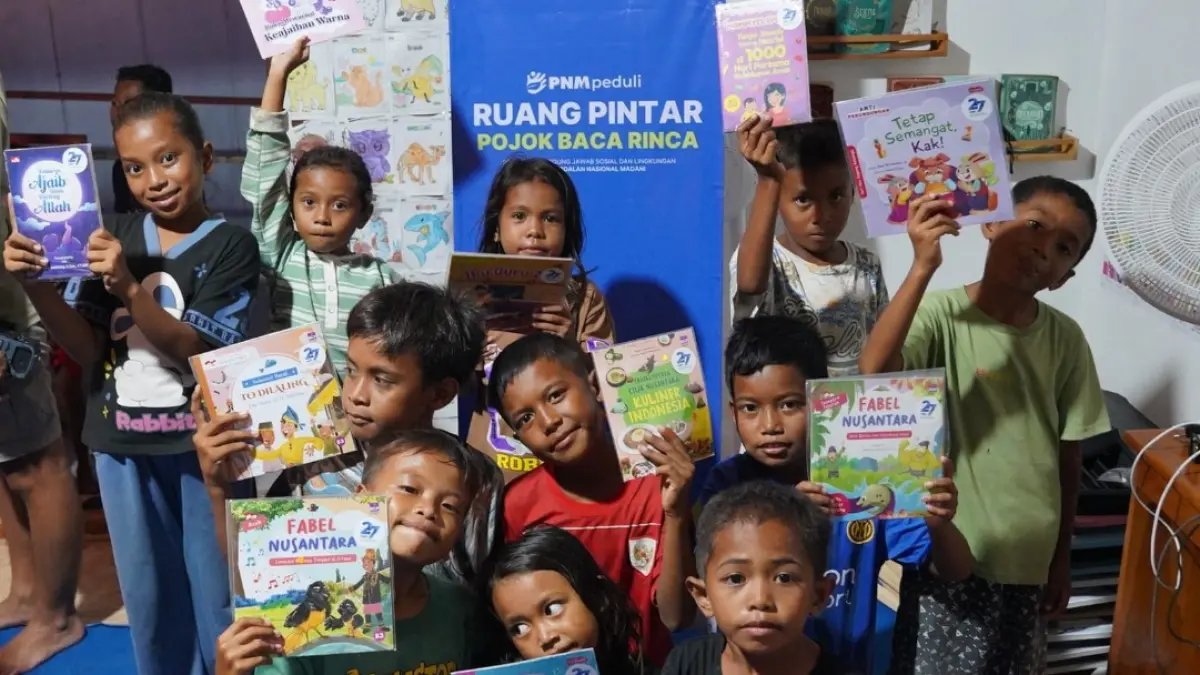 Anak- anak di Pulau Rinca NTT menunjukkan buku yang didonasikan oleh PNM. (Dok: PNM)