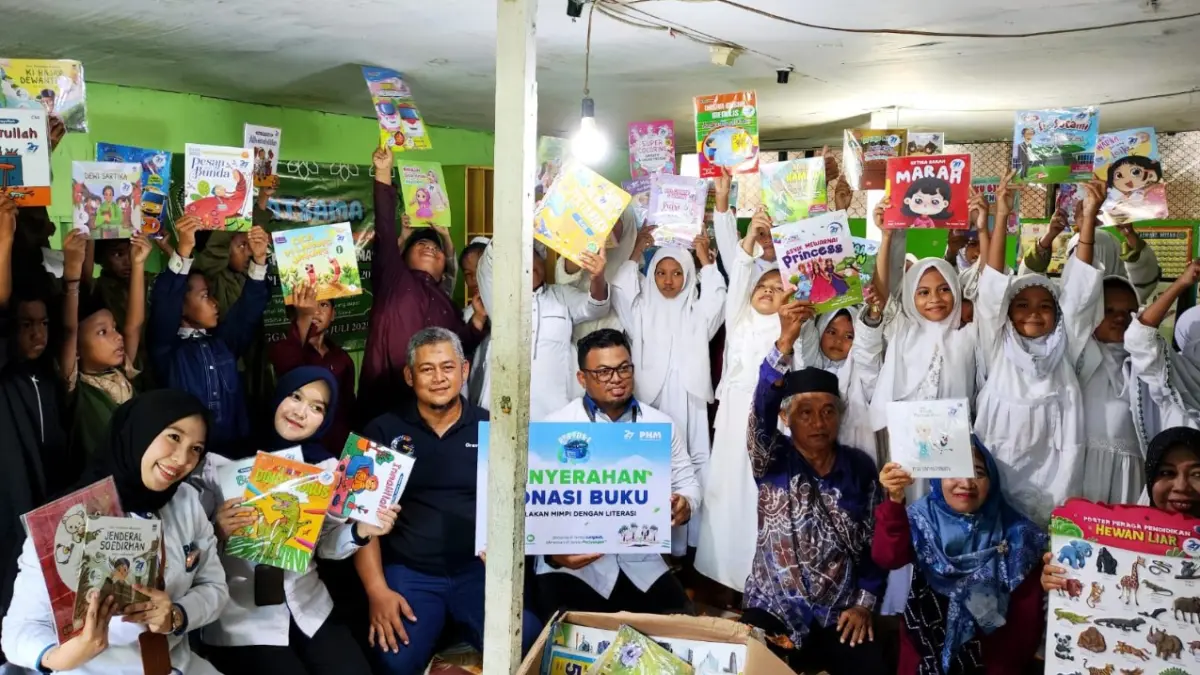 BUKU: Manajemen PNM saat mendonasikan berbagai sekolah menyambut HUT ke-27. Program ini bertajuk RE3forE.  (Dok: PNM)