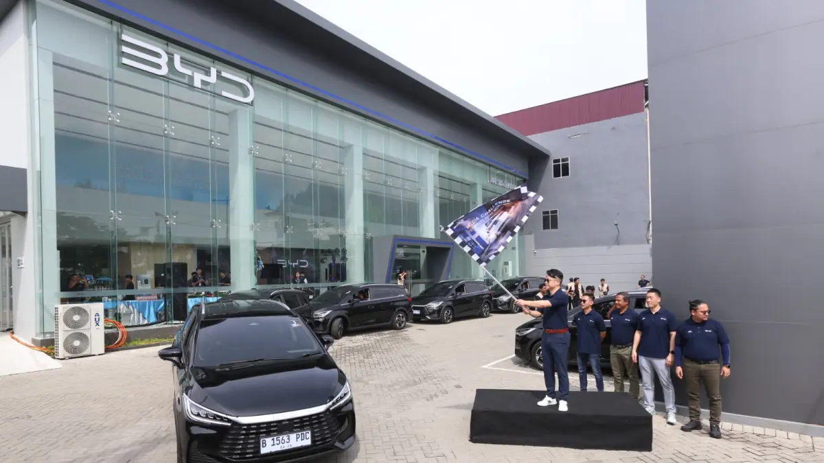 LEPAS: President Director PT BYD Motor Indonesia, Eagle Zhao melepas peserta BYD M6 DM Media Challenge dari BYD Arista Cemara, Jalan Cemara, Medan, (Dok BYD)