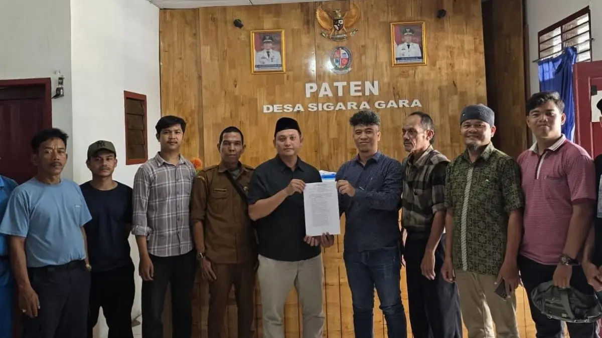 Mhd.Eftah Zaelani Tanjung menyerahan fomulir pendaftaran Pilkades di Desa Sigara gara kepada tim P2K di Kantor Desa Sigara gara. (Batara/Sumut Pos)