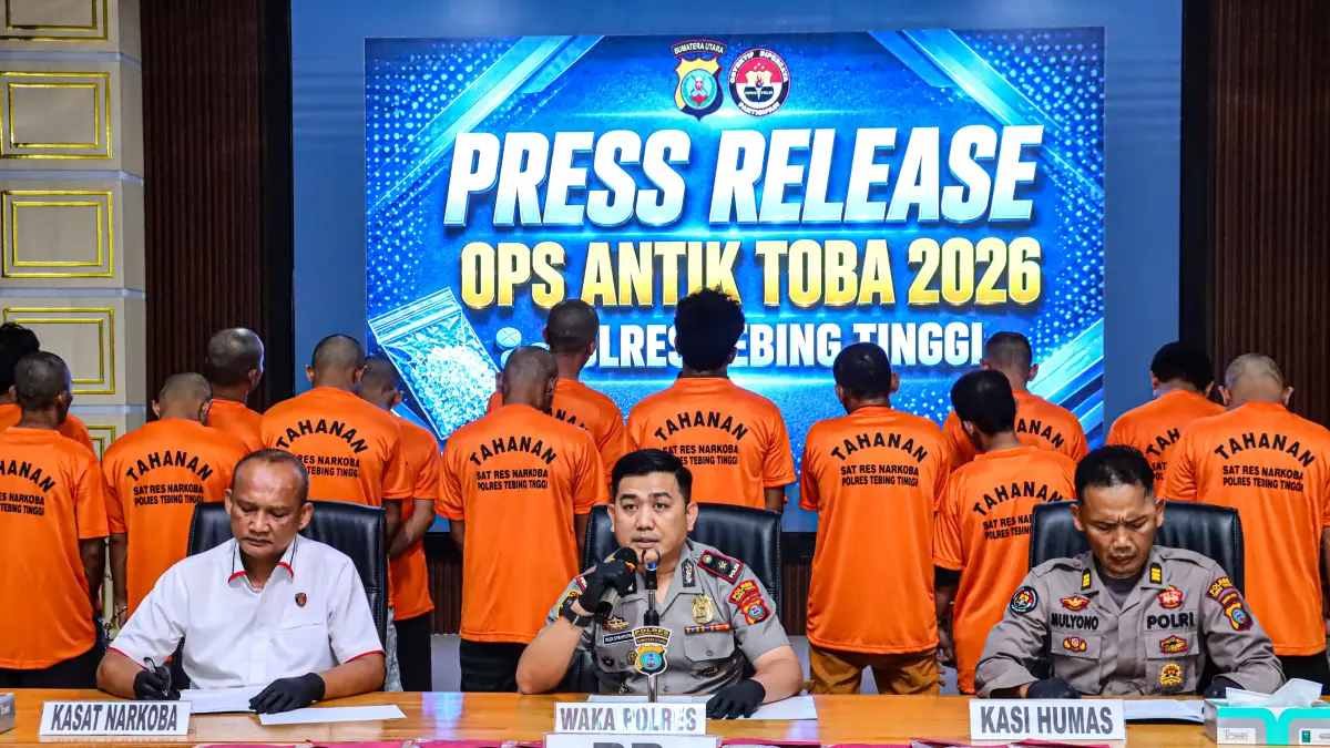 Wakapolres Tebing Tinggi KOMPOL Rudi Syahputra, S.Kom., didampingi Kasat Resnarkoba AKP Jimmiy R. Sitorus dan Kasi Humas AKP Mulyono, menunjukkan barang bukti hasil Operasi Antik Toba 2026 saat press release di Aula Kamtibmas Polres Tebing Tinggi, Rabu (3/6/2026), (Azan Purba/Sumut Pos)