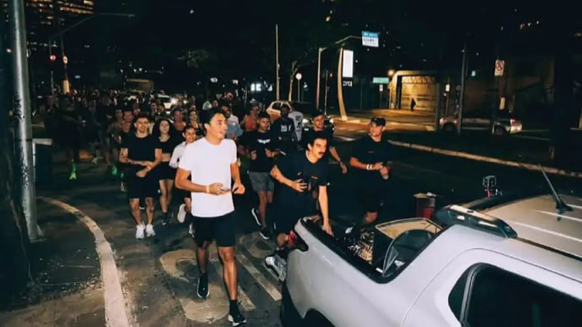 Tren olahraga unik bernama running rave di Brasil viral di media sosial. (Instagram @cretivox)