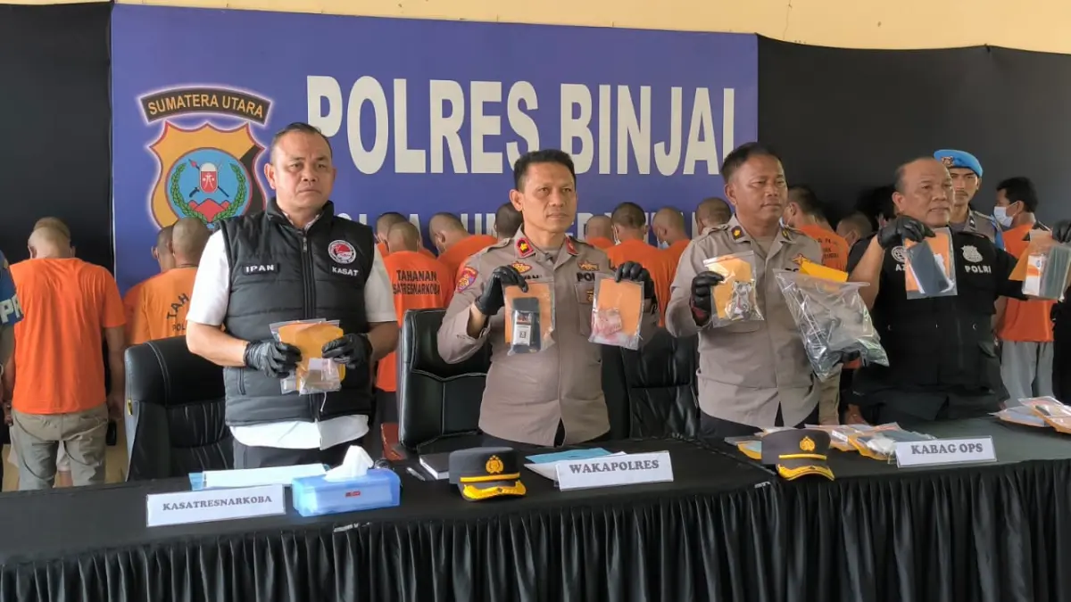 
Wakapolres, Kompol Sofyan Nasution (dua dari kiri) didampingi Kasatres Narkoba, AKP Ismail Pane (kiri) saat menunjukkan barang bukti hasil Operasi Antik selama 20 hari. (Teddy Akbari/Sumut Pos)