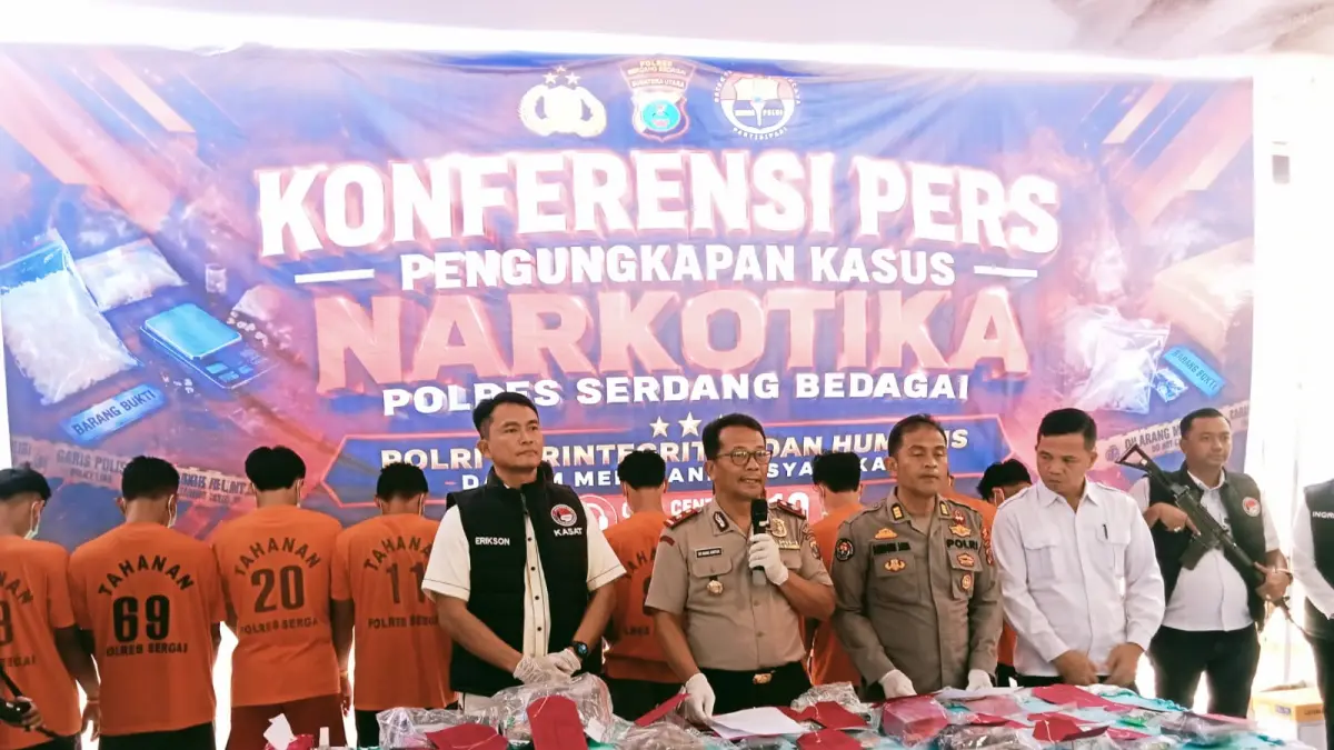 Wakapolres Sergai Kompol S.P Anak Ampun bersama Kasat Narkoba AKP Erikson David  dan Kasi Humas Beringin Jaya saat Konfrensi Pers Satresnarkoba Polres Sergai   ( Fadly/Sumut Pos )
