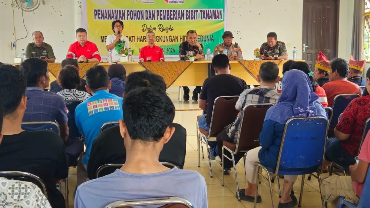 BAGI BIBIT:  PT Dairi Prima Mineral membagikan ribuan bibit kemiri dan kopi kepada petani di Kecamatan Silima Pungga-Pungga, Kamis (4/6/2026). (RUDY SITANGGANG/SUMUT POS)