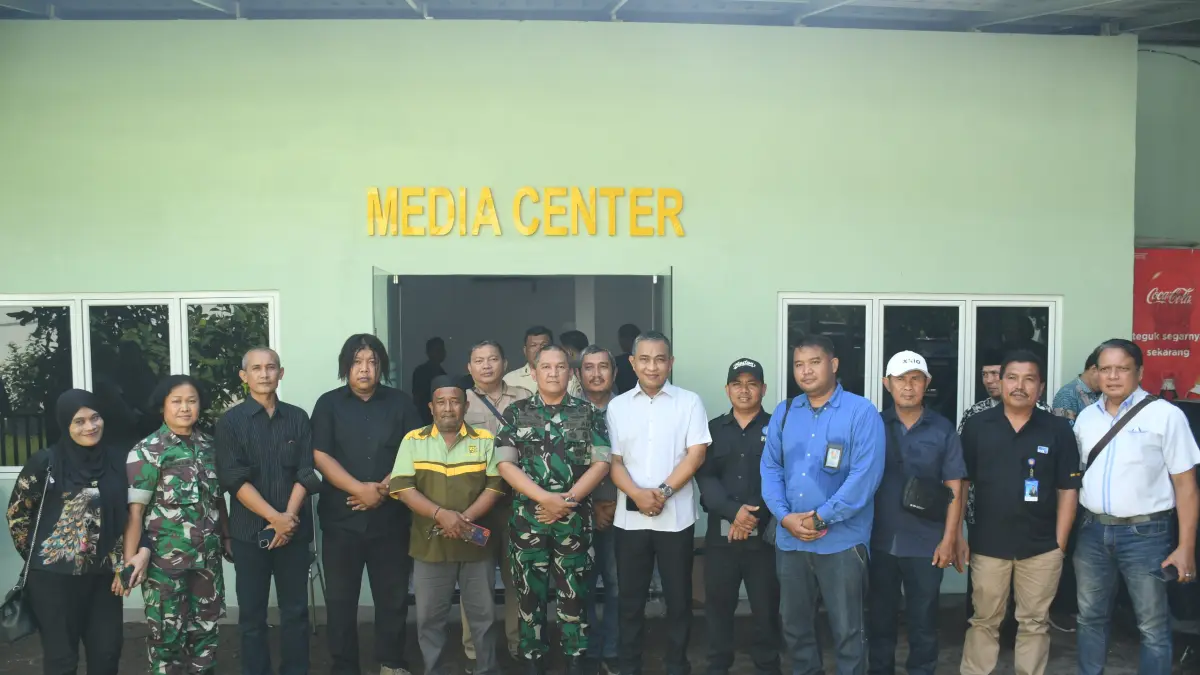 BERSAMA: Kapendam I/BB, Kolonel Inf Sandy bersama staf Pendam 1/BB dan para insan pers, di Media Center Kodam I/BB, Kamis (4/6). (Dok: Pemdam I/BB)
