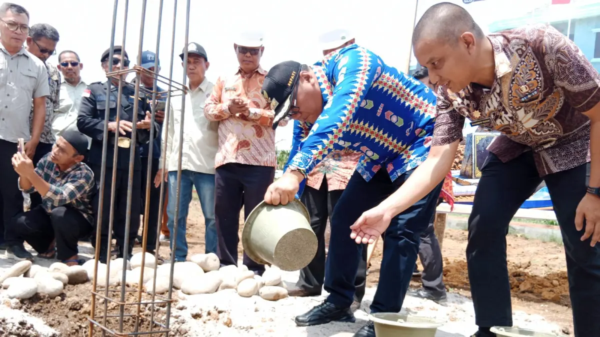 Bupati Deliserdang  dr.Asari Ludin Tambunan, meletakkan batu pertama pembangunan gedung kantor Kepala Desa Marindal II Kecamatan Patumbak. Acara peletakan batu pertama itu disaksikan sejumlah warga dan tokoh masyarakat setempat. (Batara/Sumut Pos)