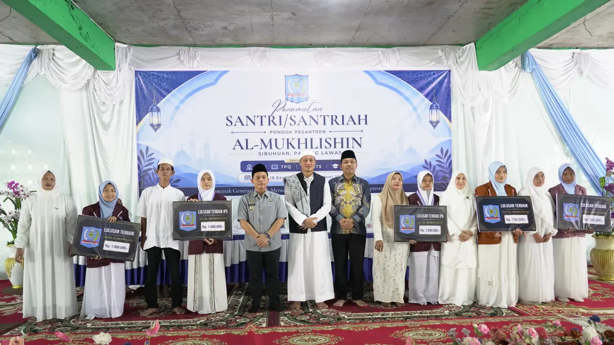 Bupati Padang Lawas Putra Mahkota Alam Hasibuan hadiri penamatan Santri Ponpes Al - Mukhlisin. (Mitra harahap/Sumut Pos)