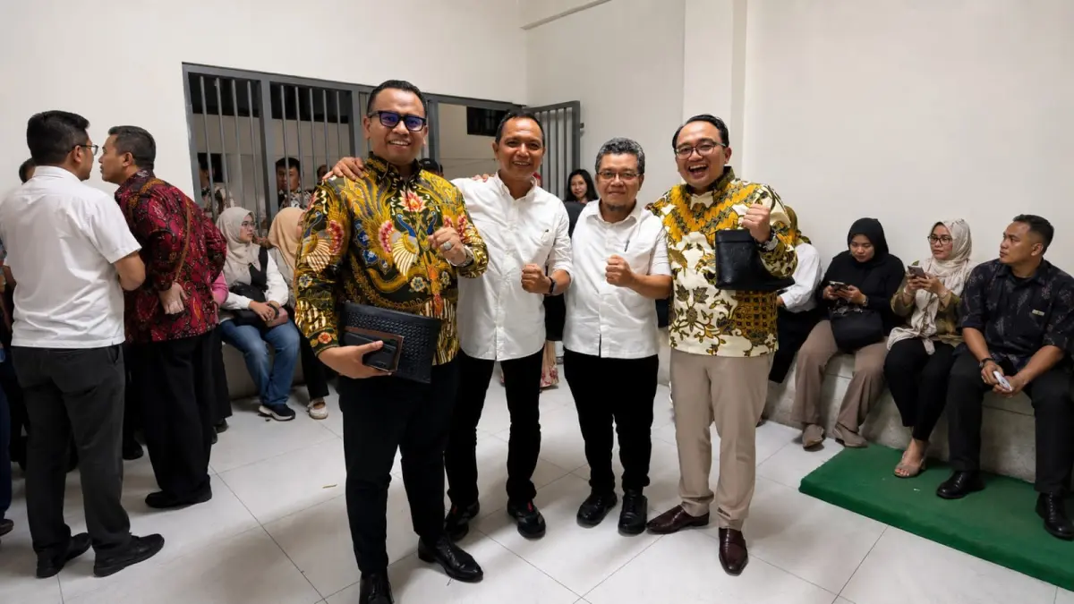 DAMPINGI: Tim penasehat hukum terdakwa, mendampingi Askani dan Abd Rahim Lubis, usai divonis bebas, Rabu (3/6/2026) malam. (Dok: Tim Penasehat Hukum)