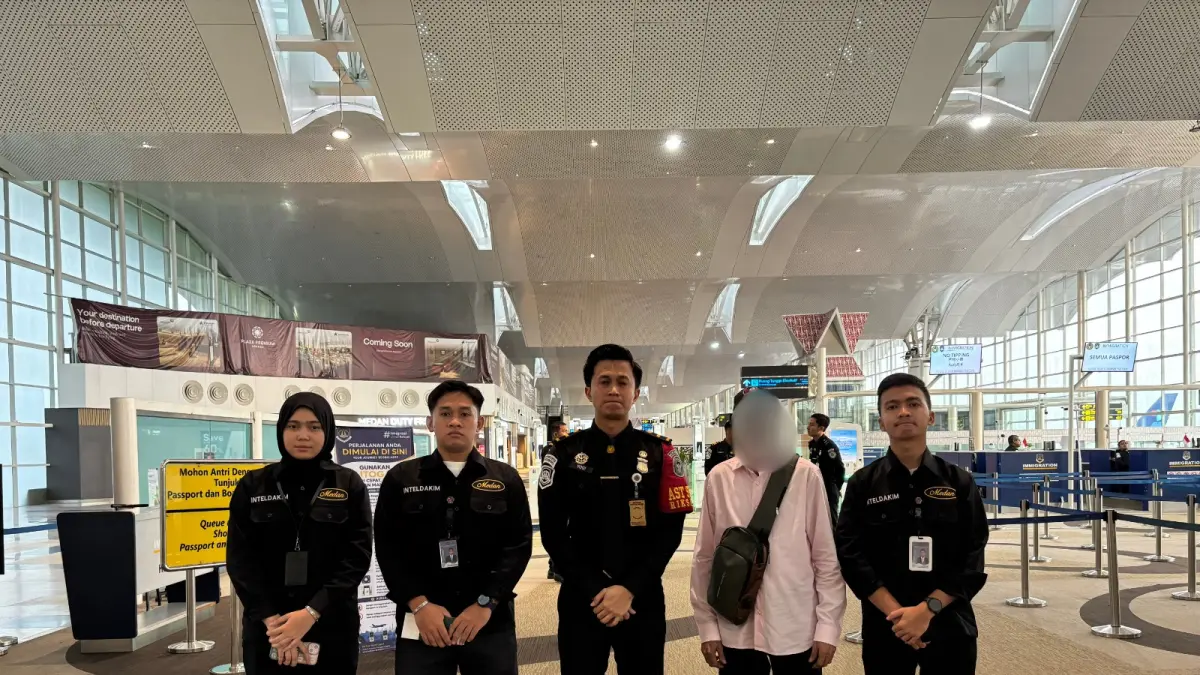 DEPORTASI: Petugas Imigrasi Medan saat mengantar WNA asal Pakistan di Bandara Kualanamu. (Dok: Imigrasi Medan)