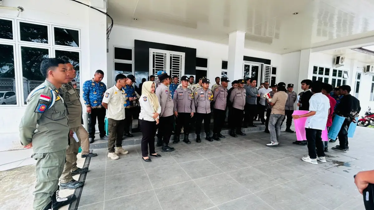DPP PAM Tabagsel menggelar aksi unjuk rasa di dinas Perizinan dan Kejari Paluta, menyoroti karut marut dugaan aktivitas tambang galian C Ilegal di desa Sipiongot, kecamatan Dolok, Paluta. (Mitra Harahap/Sumut Pos)