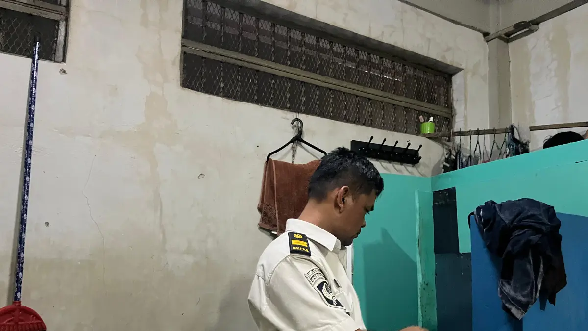 
Kepala Kesatuan Pengamanan Lapas Binjai, Rudi Sembiring saat melakukan penyisiran dalam razia ke kamar hunian wargabinaan. (Humas Lapas Binjai/Sumut Pos)