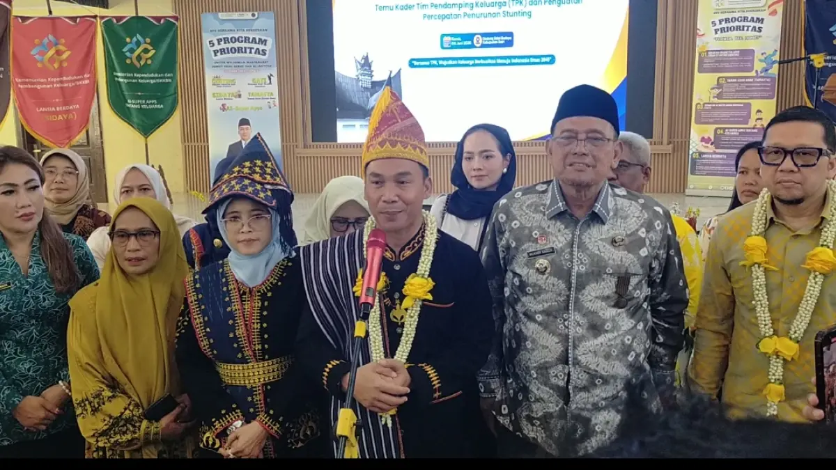 Menteri Wihaji didampingi Bupati Dairi, Vickner Sinaga memberikan keterangan pers terkait kunjunganya, Kamis (4/6/2026). (RUDY SITANGGANG/SUMUT POS)