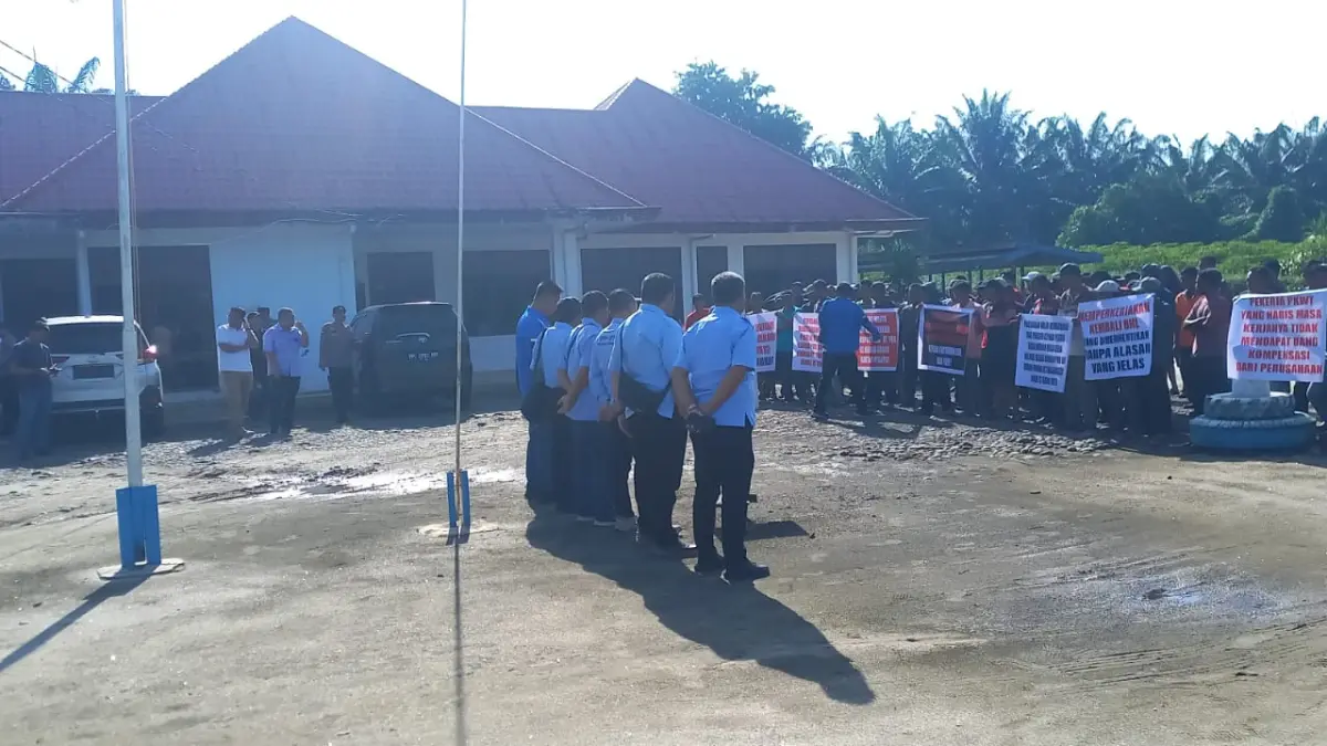 Ratusan pekerja saat menyampaikan aspirasi  di PT Sidojadi Kebun Sei Parit Sergai, kamis (04/06). (Fadly/Sumut Pos)