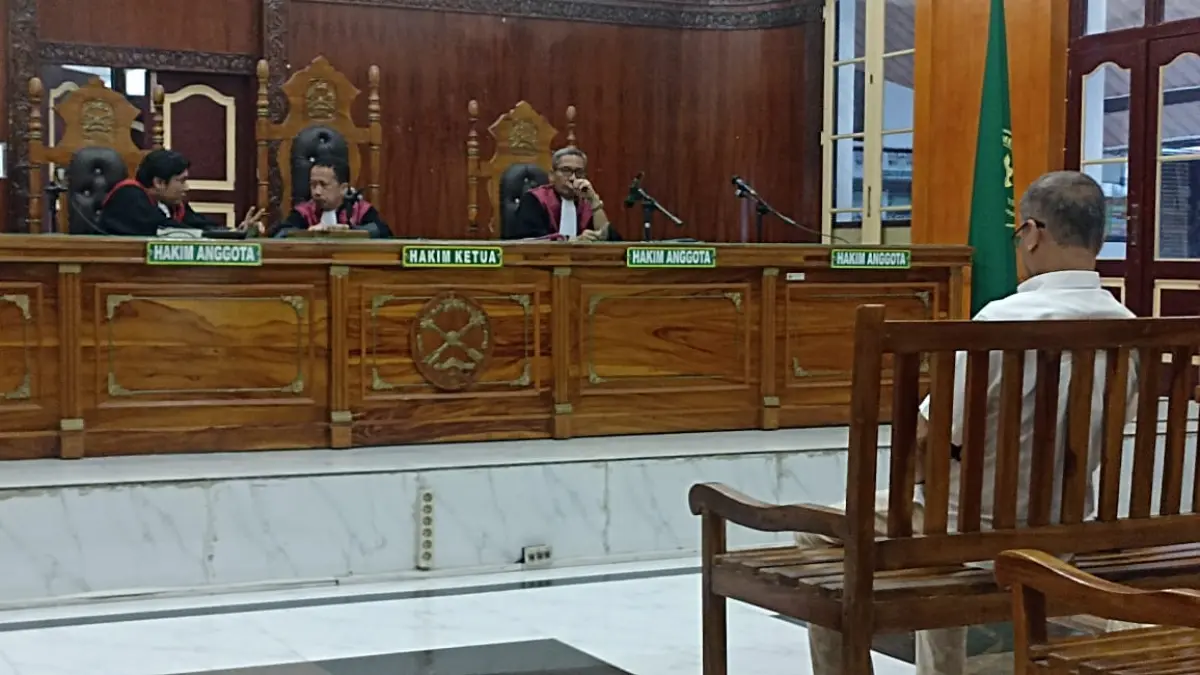 SIDANG: Senior Executive Vice President Pengembangan Usaha PT Inalum, Dante Sinaga menjalani sidang putusan sela di Pengadilan Tipikor Medan, Rabu (3/6/2026). (Dok: Gusman/Sumut Pos)