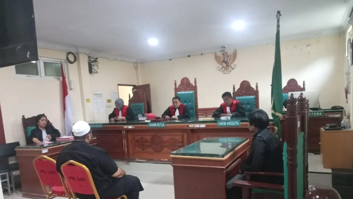 Suasana persidangan di ruang lima Pengadilan Negeri Lubukpakam, terlihat terdakwa  Roni Paslani dan saksi Sahlan Hidayat dimintai keterangan oleh majelis hakim. (Batara/Sumut Pos)