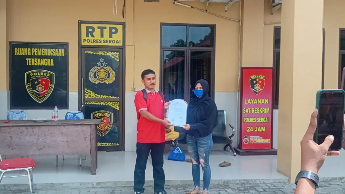 SW bersama kuasa hukum saat buat laporan ke Satreskrim polres sergai. ( fadly/Sumut Pos)
