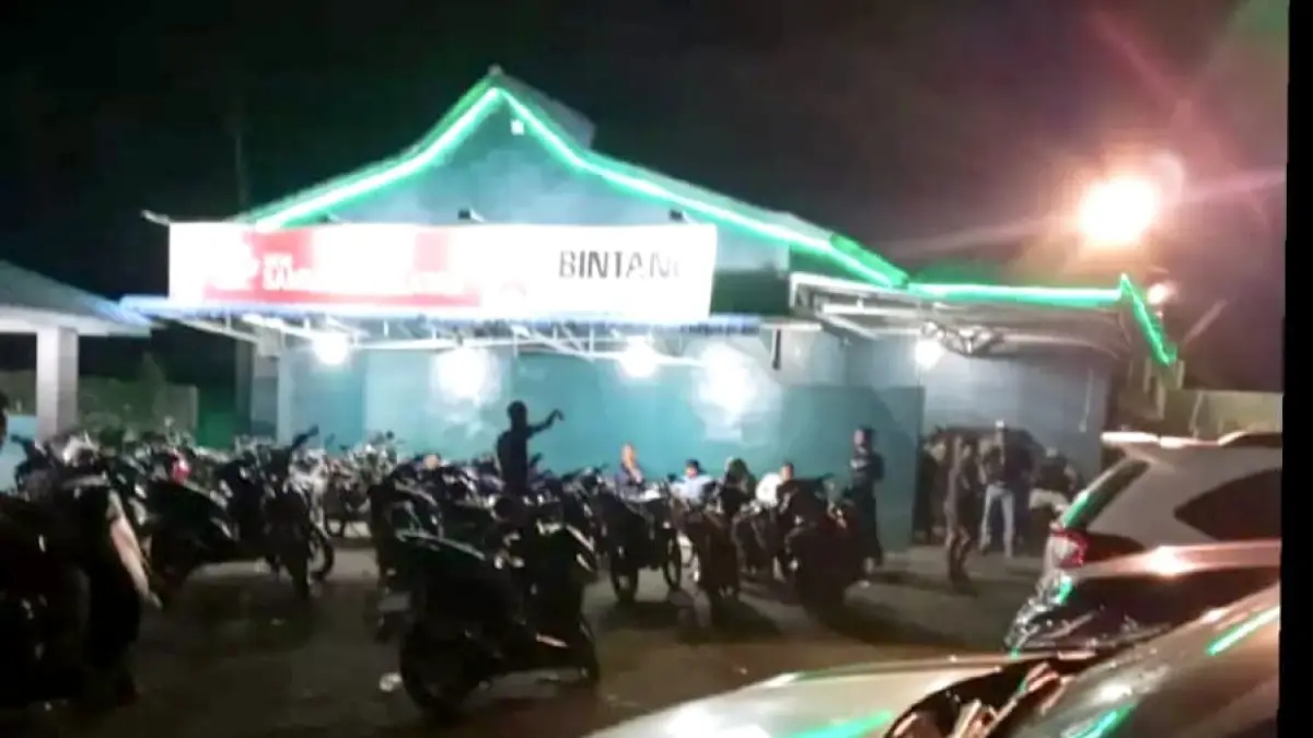 
Tampilan depan tempat hiburan malam di Binjai Selatan yang dipadati kendaraan pengunjung. (Foto dari masyarakat/Sumut Pos)