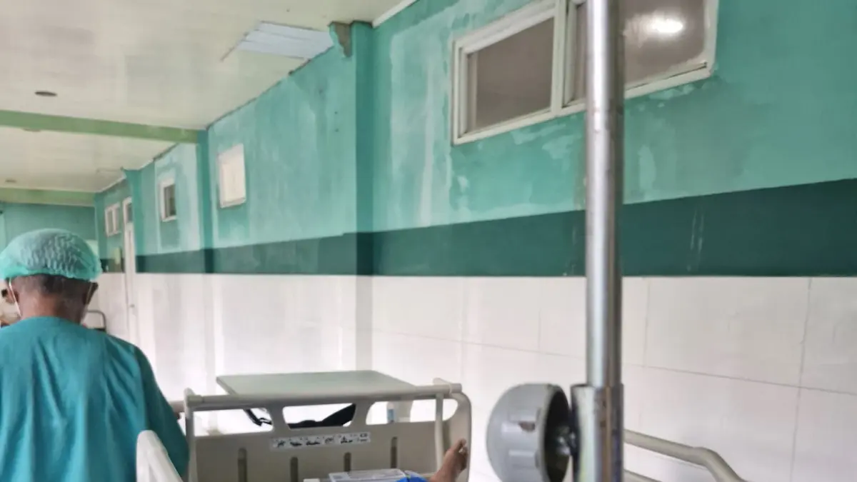 Tengku Bunaya Alfatih (16) kini terbaring lemas di RSU Haji Medan menjalani  operasi ke dua. (dok Batara/Sumut Pos)