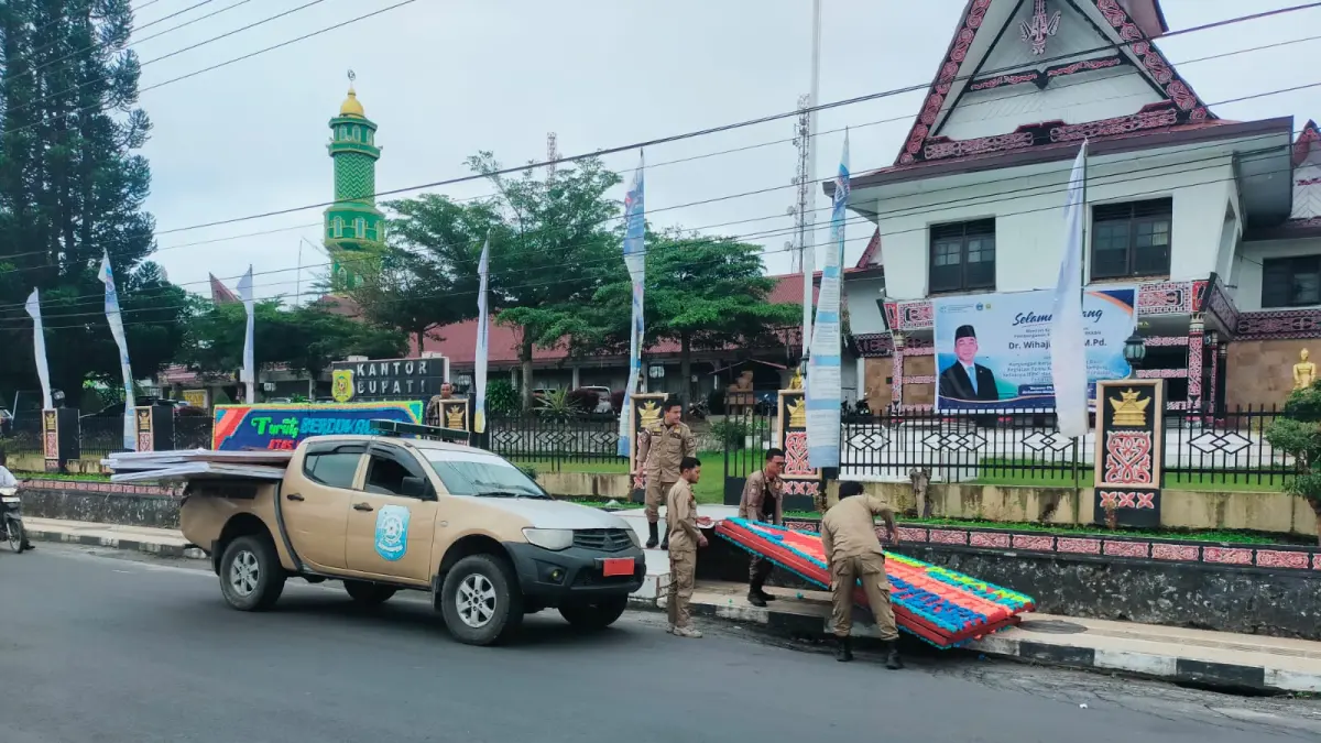 TERTIBKAN: Kasat Pol PP Dairi, Horas Pardede memimpin penertiban puluhan papan bunga yang dipasang APUK di depan Kantor Bupati Dairi terkait kritikan kerusakan lingkungan akibat aktivitas tambang. (RUDY SITANGGANG/SUMUT POS)
