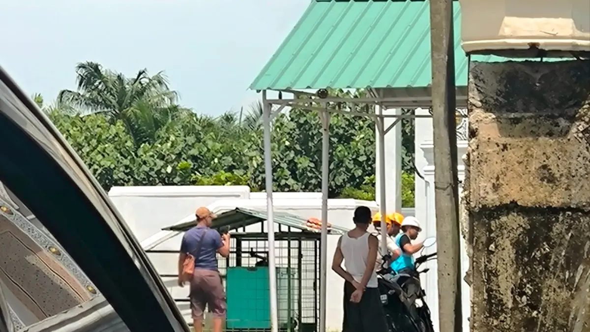 
Tim P2TL saat melakukan pemeriksaan pada masjid di Kecamatan Sawit Seberang, Langkat. (Teddy Akbari/Sumut Pos)