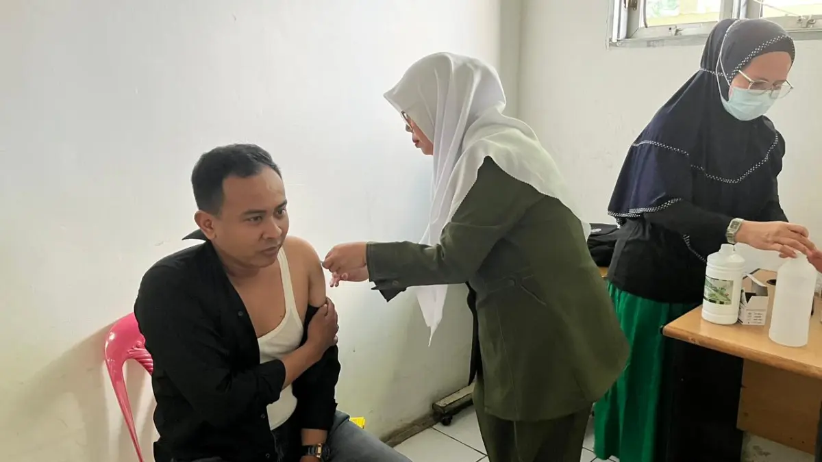 VAKSIN: Tenaga kesehatan UPTD Khusus RSU Haji Medan saat disuntik vaksin campak.(Dok Humas RSU Haji Medan/Sumut Pos)