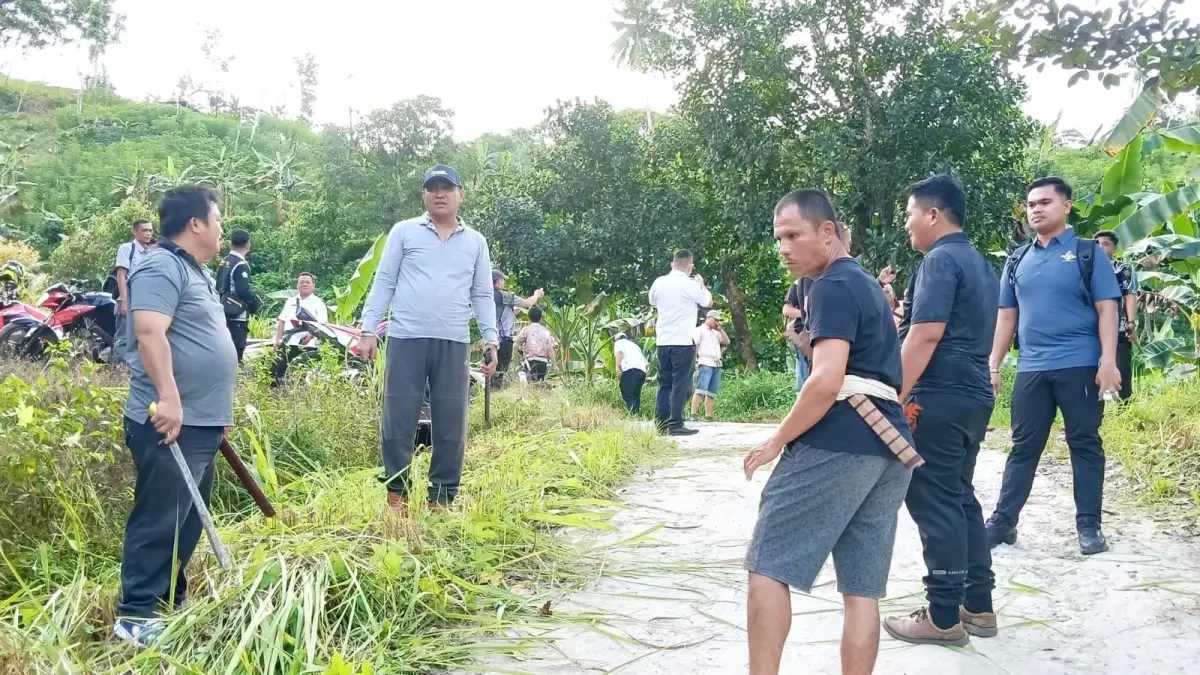 ‎Wabup Nisel, Yusuf Nache saat ikut gotong royong bersama forkompimcam Onolalu.  (Eriusman Duha/Sumut Pos) 