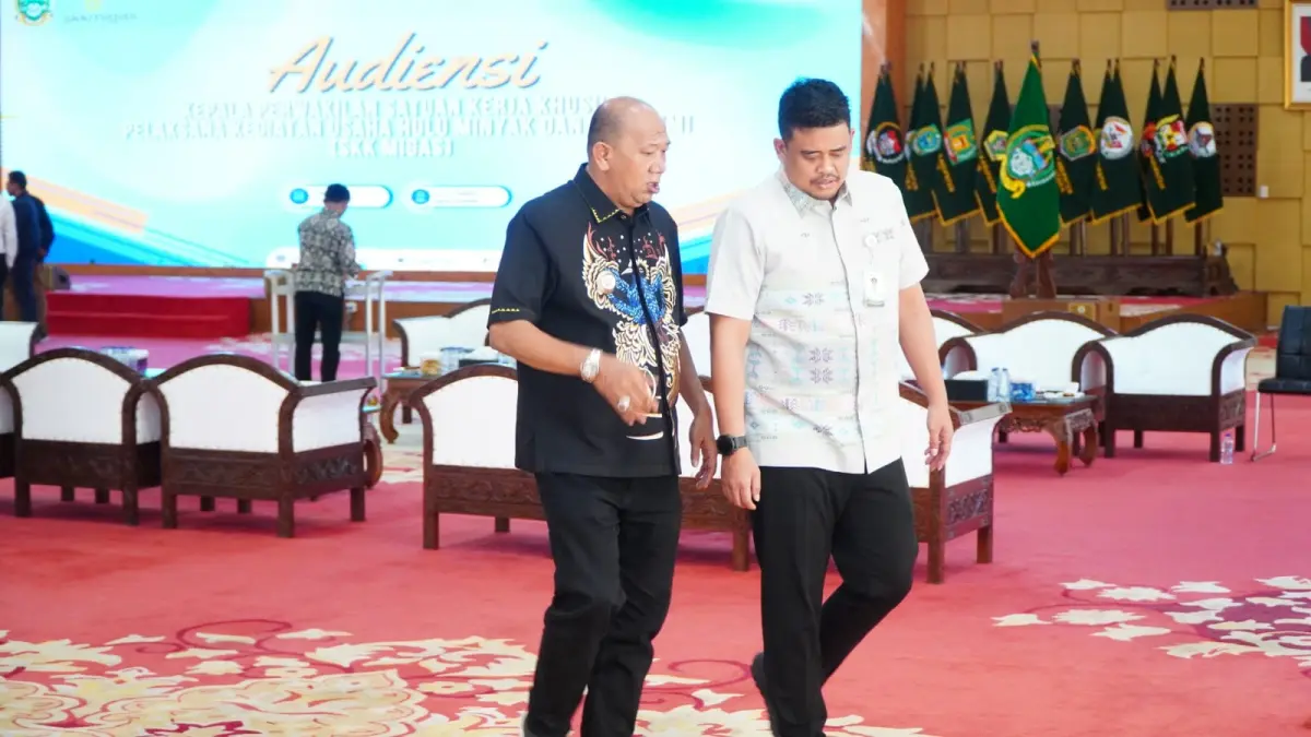 
Bupati Langkat, Syah Afandin saat mengobrol serius dengan Gubernur Sumut, Bobby Nasution. (Diskominfo Langkat/Sumut Pos)