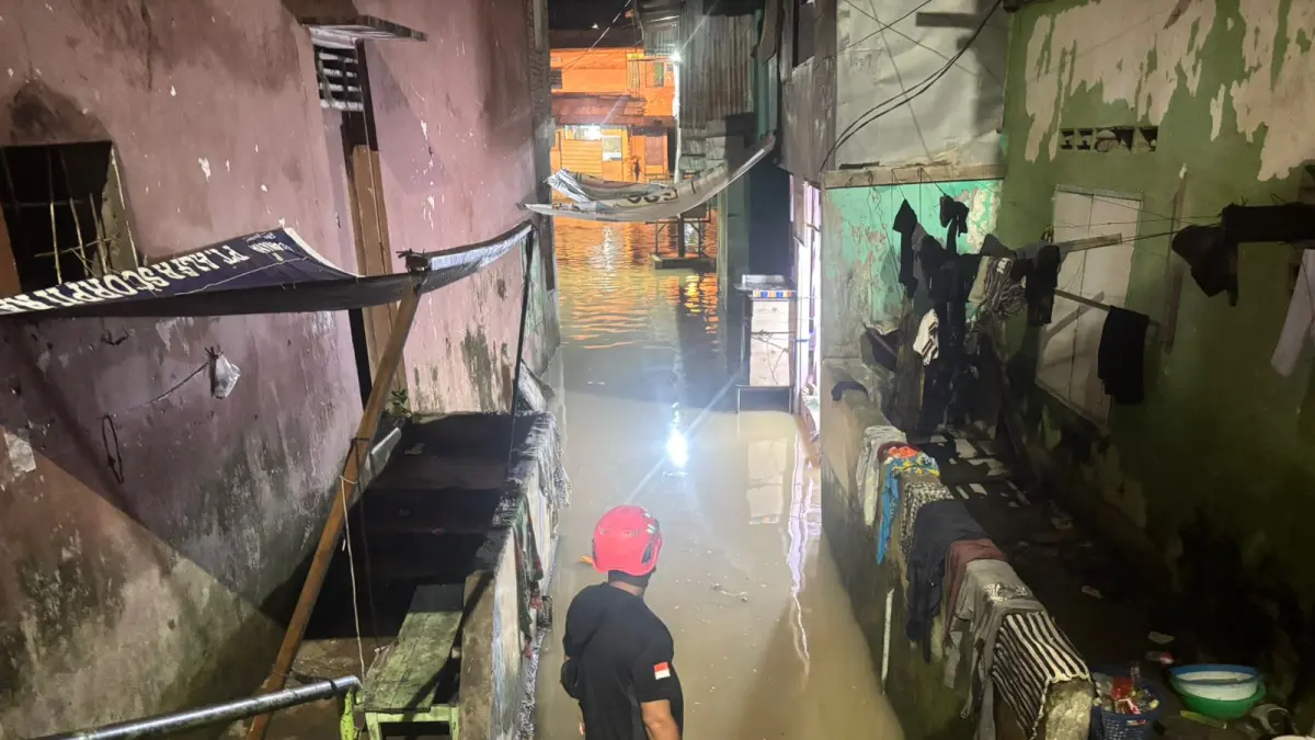 EVAKUASI: Personel BPBD Medan saat mengevakuasi warga karena banjir, Kamis (4/6/2026). (Dok: BPBD Medan)