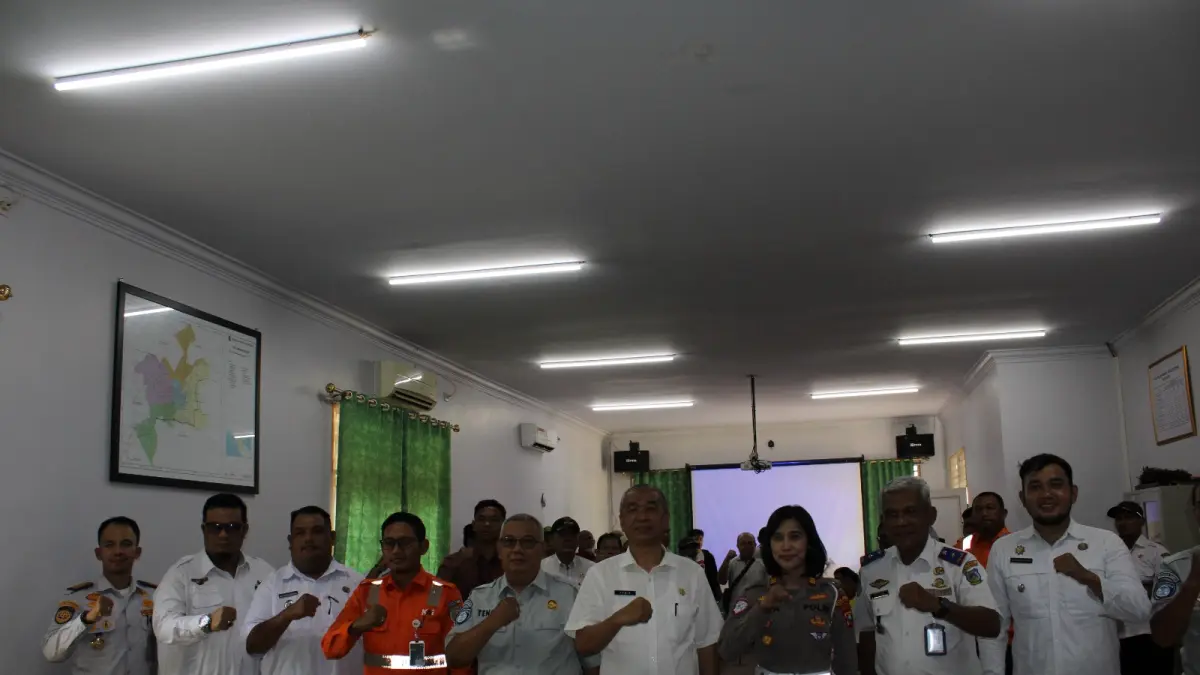 Sekdako Tebing Tinggi Erwin Suheri Damanik bersama unsur Forkopimda, PT KAI, PT Jasa Raharja, dan relawan usai Rapat Evaluasi dan Pemantapan Petugas Perlintasan Kereta Api di Aula Dinas Perhubungan Kota Tebing Tinggi, Rabu (03/06/2026). (Diskominfo  Pemko Tebingtinggi/Sumut Pos