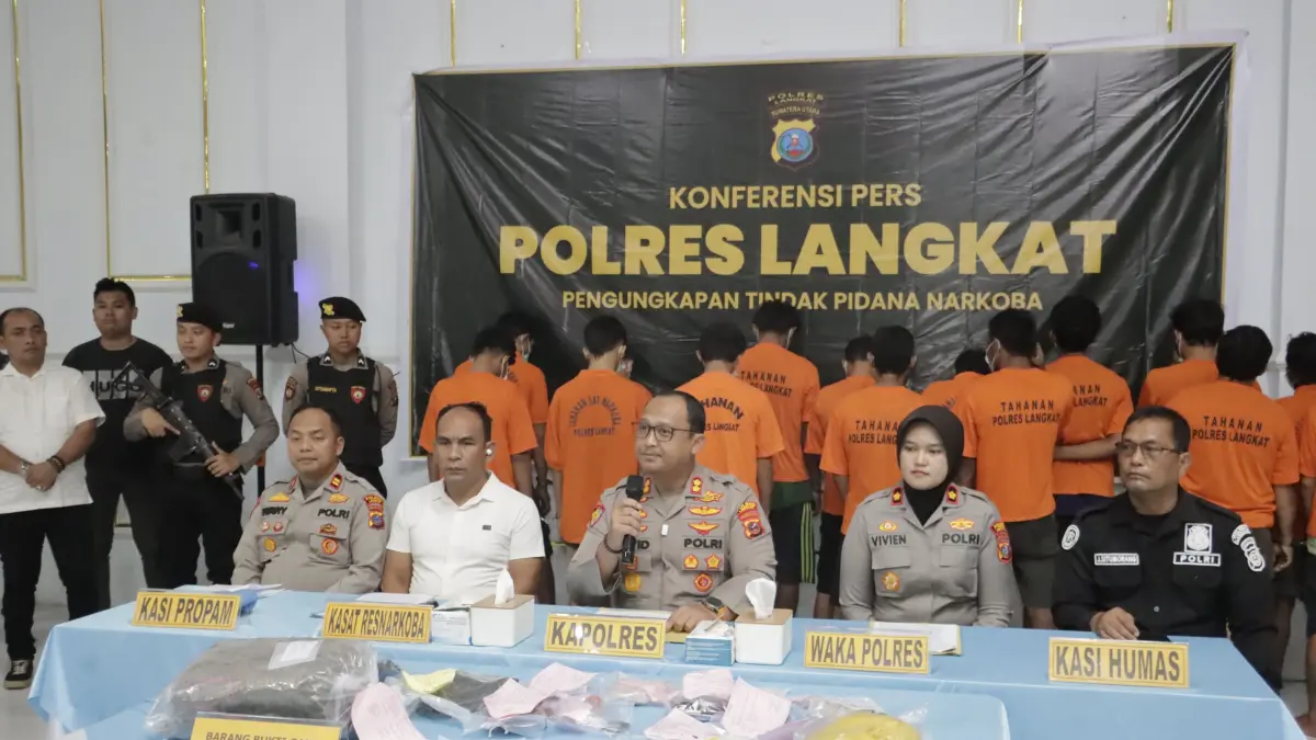 
Kapolres Langkat, AKBP David Triyo Prasojo saat memaparkan barang bukti dan tersangka selama Operasi Antik Toba 2026. (Humas Polres Langkat/Sumut Pos)