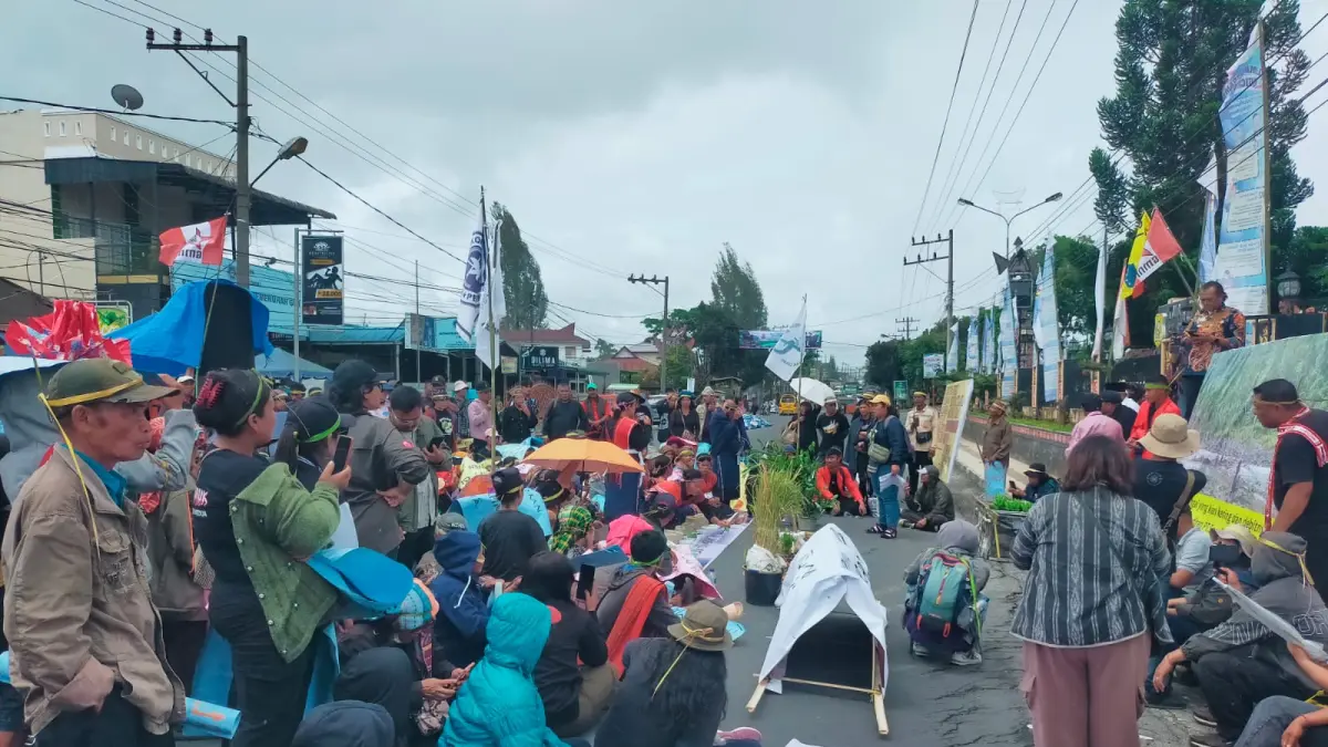 Ratusan massa APUK menggelar aksi unjukrasa memperingati Hari Lingkungan Hidup Se Dunia di Kantor DPRD dan Bupati Dairi, Kamis (4/6/2026). (RUDY SITANGGANG/SUMUT POS)