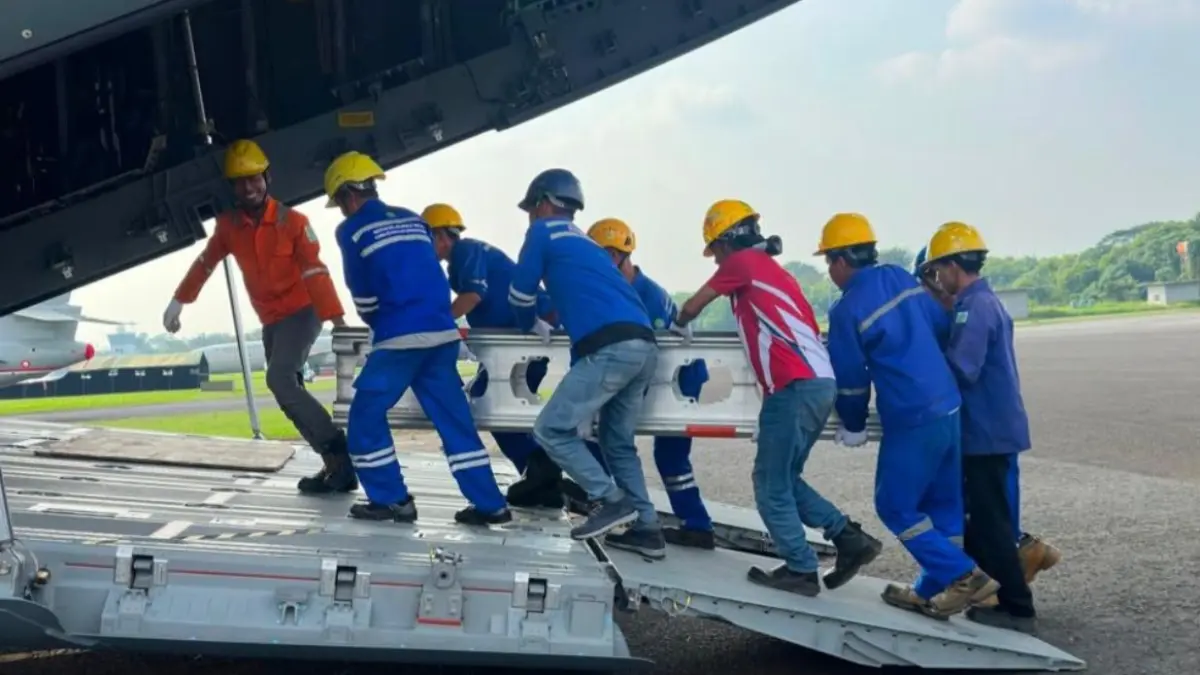 TOWER: PLN mengangkut set Tower Emergency (TE) ke dalam pesawat untuk mengganti tower yang tumbang dan rusak. (Dok: PLN)