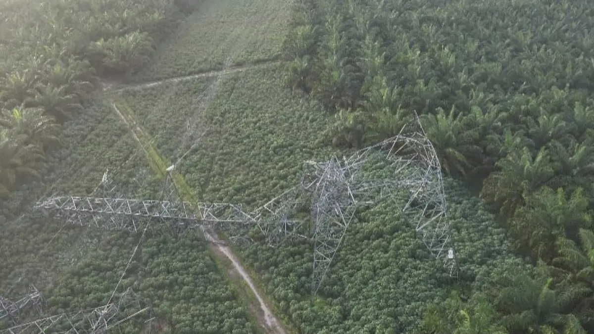 TUMBANG: Salah satu tower transmisi milik PLN yang tumbang. (Dok: PLN)