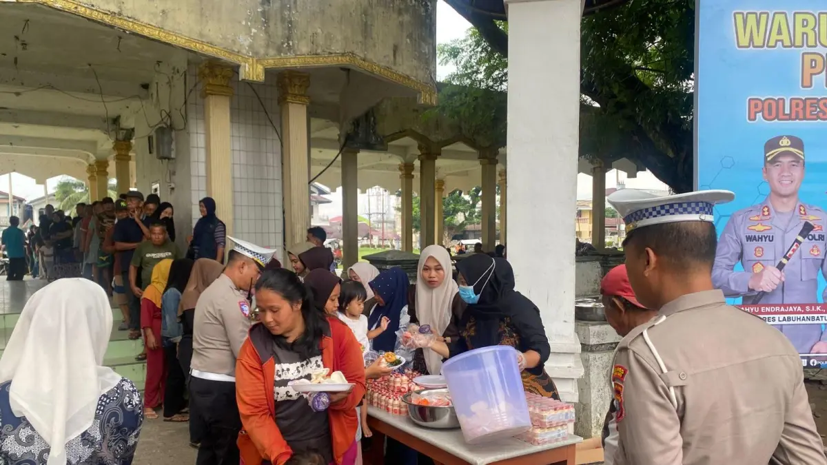 Warung Presisi Polri di Polres Labuhanbatu menyediakan makanan gratis untuk warga Rantauprapat di minggu ke sembilan (fajar)