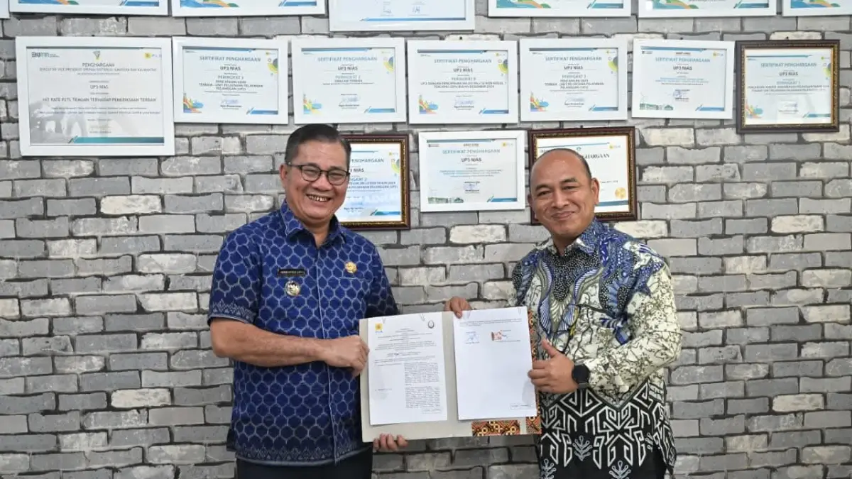 ACARA: Bupati Nias Selatan dan Manajer PLN Nias pada saat menunjukkan berita acara Addendum. (Dok: Kominfo Nisel)
‎
