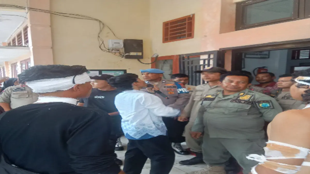 Aksi Mahasiswa saat unjuk rasa di kantor Dinas Kesehatan Paluta, Jumat 5 Juni 2026. (MITRA HARAHAP/SUMUT POS)