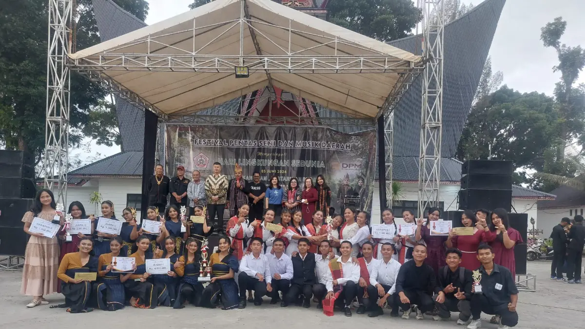 DIABADIKAN: Managemen PT DPM, FKPHUPD, Dewan Juri dan Peserta Festival Pentas Seni dan musik diabadikan usai pengumuman para pemenang. (Dok: Rudy Sitanggang/ Sumut Pos)

