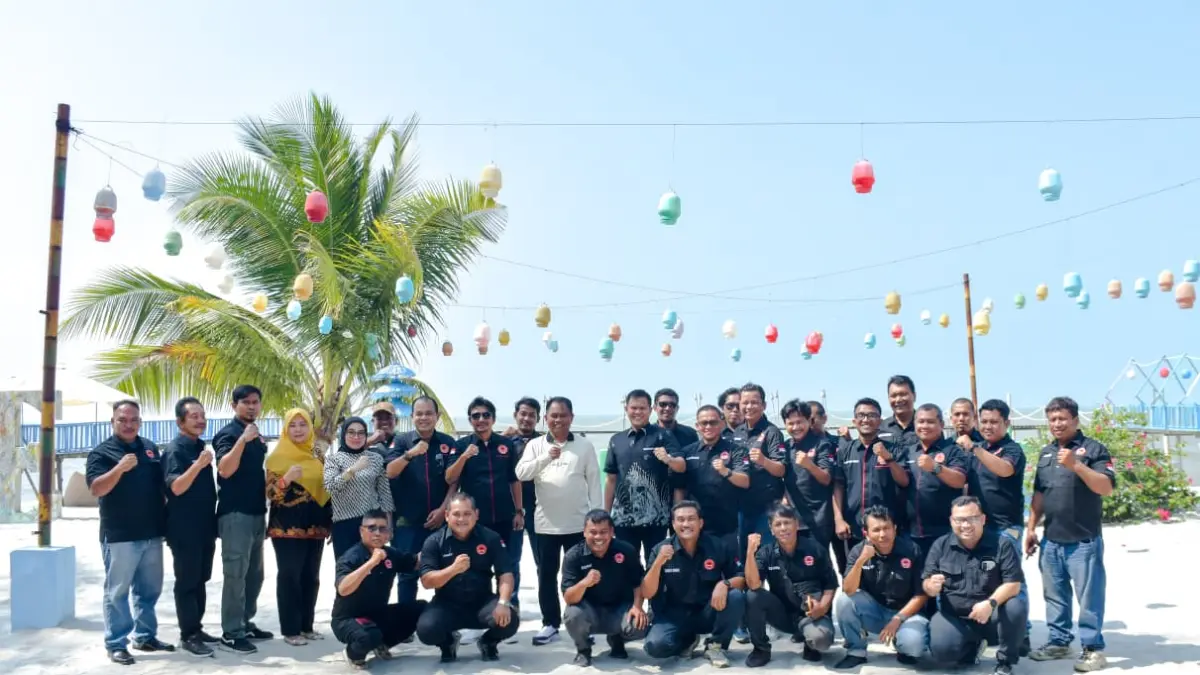 FORWAKUM: Bupati Sergai Darma Wijaya didampingi Wabup Sergai Adlin Tambunan serta pengurus Forwakum sumut dan forwakum sergai - Tebing Tinggi di Pantai Cemara Kembar, Kecamatan Perbaungan ( 06/06). (Dok: Forwakum Sergai)