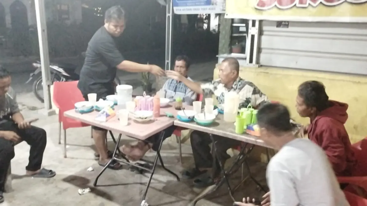 KELUH: Pertemuan warga Sidodadi PNK Pulo Padang mengeluhkan sulitnya mendapatkan gas elpiji 3 Kg ke anggota DPRD Labuhanbatu. (Dok: Fajar/Sumut Pos)
