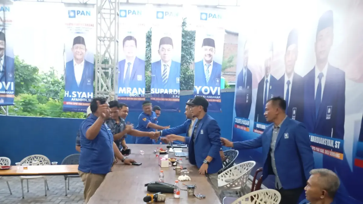 Ketua DPD PAN Deliserdang Bayu Sumantri Agung menyalami pengurus usai rapat persiapan pelantikan serentak. (Batara/Sumut Pos)
