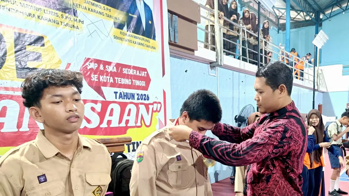 MEDALI: Jatmiko, menyematkan medali kepada peserta berprestasi pada ajang kompetisi pelajar SMP dan SMA sederajat se-Kota Tebing Tinggi Tahun 2026. (Dok: Azan Purba/Sumut Pos)