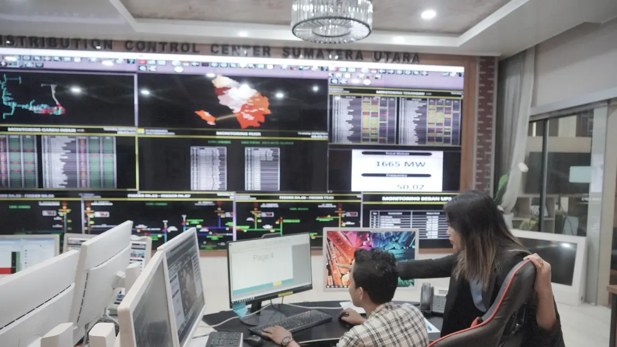 Operator Distribution Control Centre saat melakukan pengaturan pasokan listrik. (Dok: PLN)