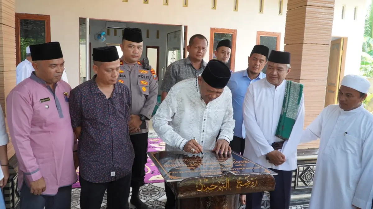 PRASASTI: Bupati Langkat, Syah Afandin saat menandatangani prasasti peresmian masjid di Gebang. (Dok: Diskominfo Langkat)

