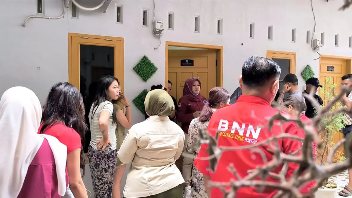 RAZIA: BNNK Binjai melaksanakan razia di dua lokasi kos-kosan dengan hasil empat orang positif narkoba. (Dok: Teddy Akbari/Sumut Pos)

