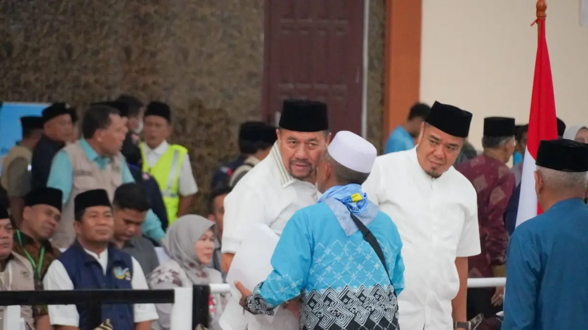SAMBUT: Bupati Batu Bara, Dr. H. Baharuddin Siagian, dan Wabup Batubara Syafrizal  menyambut kepulangan jamaah haji Kloter 4 asal Kabupaten Batu Bara di Asrama Haji Medan, Jumat (5/6/2026) malam. (Dok: Kominfo Batubara)