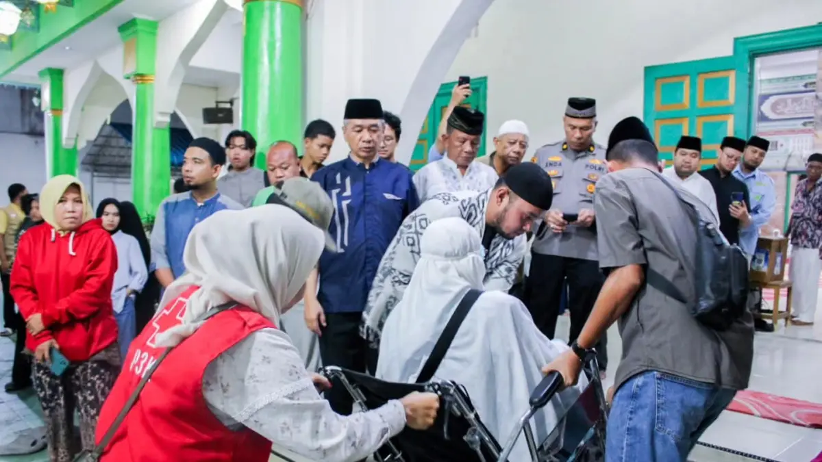 SAMBUT: Sekretaris Daerah Kota Tebing Tinggi, Erwin Suheri Damanik (baju biru), menyambut kepulangan jamaah haji asal Kota Tebing Tinggi di Masjid Raya Nur-Addin, Sabtu (06/06/2026). (Dok: Azan Purba/Sumut Pos)
