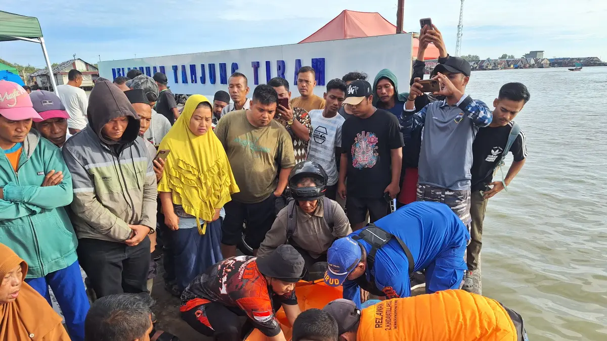 Tim gabungan BPBD Batubara bersama   warga, keluarga korban, pengelola objek wisata mengevakuas
Korban  terseret arus (ombak) laut di Pantai Belacan atau Pantai Laksamana, Kelurahan Bagan Arya, Kecamatan Tanjung Tiram, Batubara.
Minggu (7/6/2026) pagi. (Liberti H Haloho/Sumut Pos)