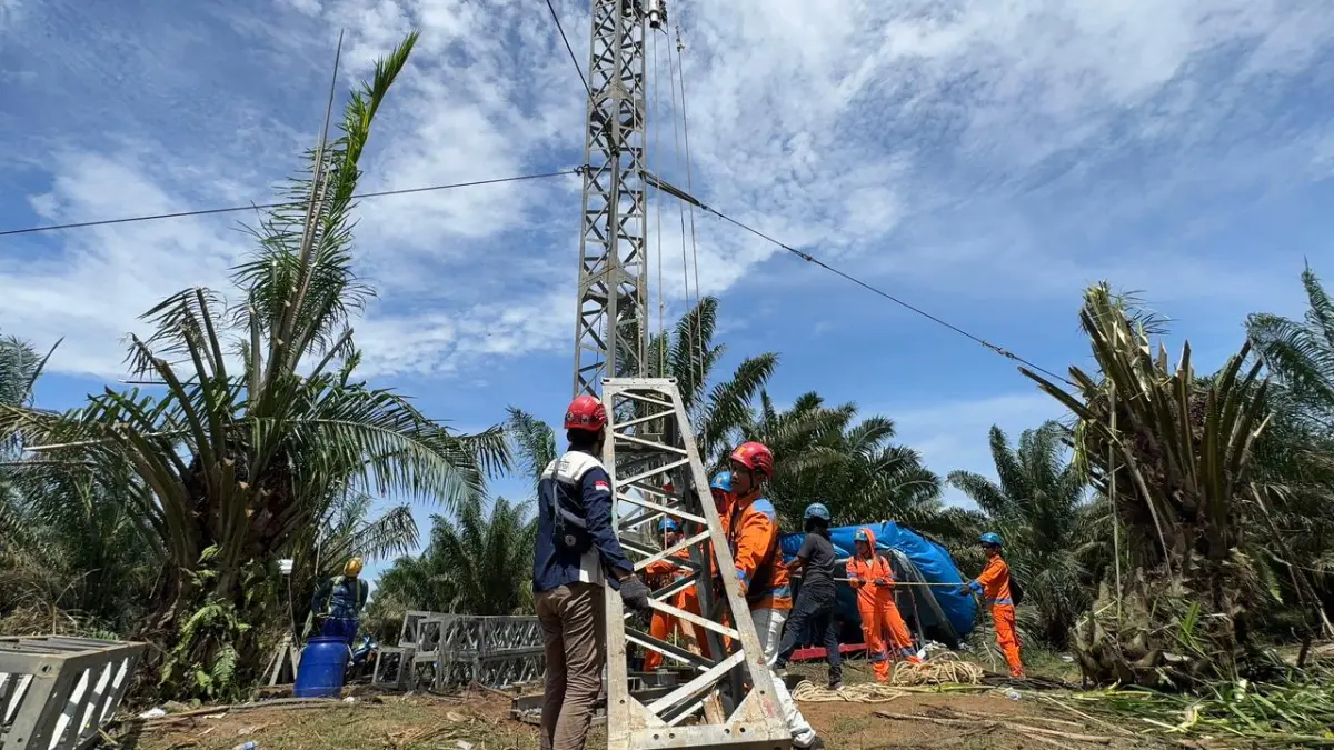 PASANG TOWER: Personel PLN saat memasang tower darurat. (Dok PLN UID Sumut/Sumut Pos)