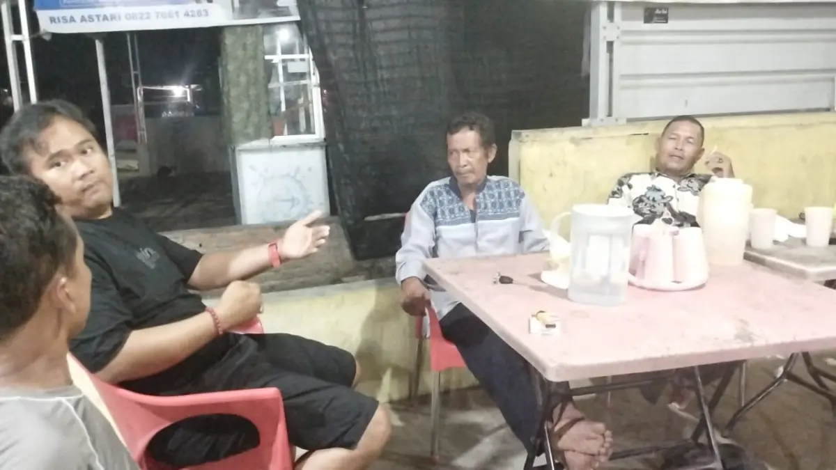 Pertemuan warga Sidodadi PNK Pulo Padang dengan anggota DPRD Labuhanbatu dengan mengeluhkan gelapnya jalan di kawasan itu (Fajar/Sumut Pos)
